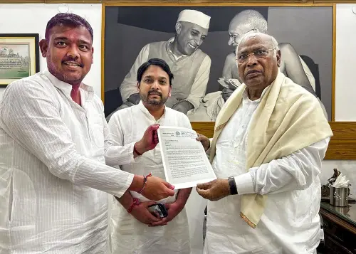 Kharge with newly-elected MP Vishal Patil | Photo- PTI