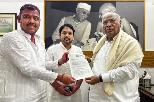 Independent LS member from Maharashtra extends support to Congress