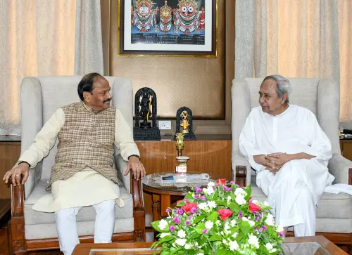 Outgoing Odisha CM and BJD chief Naveen Patnaik submits his resignation to Governor Raghubar Das at Raj Bhavan in Bhubaneswar on Wednesday. l Photo: ANI