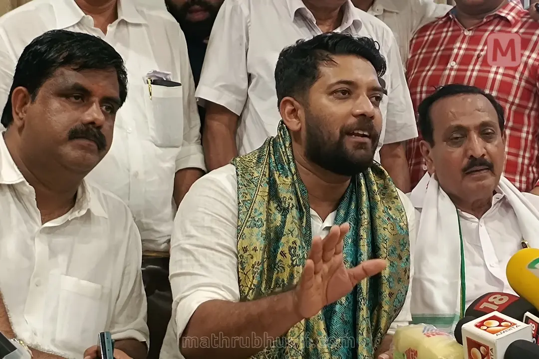 ഷാഫി പറമ്പിൽ മാധ്യമങ്ങളോട് സംസാരിക്കുന്നു. കോഴിക്കോട്ടെ യു.ഡി.എഫ്. സ്ഥാനാർഥി എം.കെ. രാഘവനും ഡി.സി.സി. പ്രസിഡന്റ് കെ. പ്രവീൺകുമാറും സമീപം | ഫോട്ടോ സി.എച്ച് ഷഹീര് / മാതൃഭൂമി