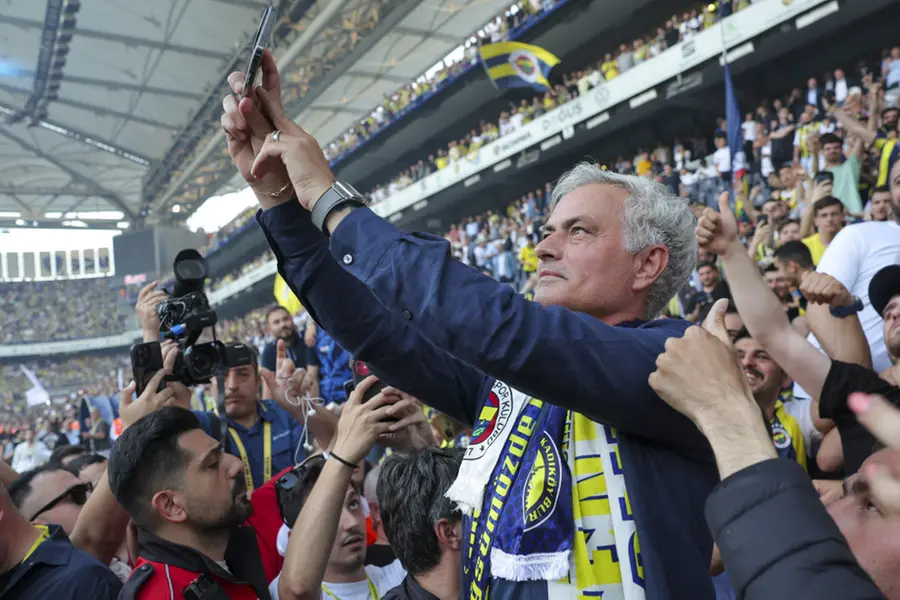 New Fenerbahce coach Mourinho gets warm welcome in Istanbul