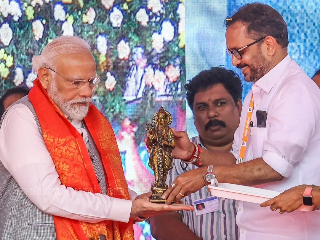 Narendra Modi with BJP state president K. Surendran | Photo: Mathrubhumi