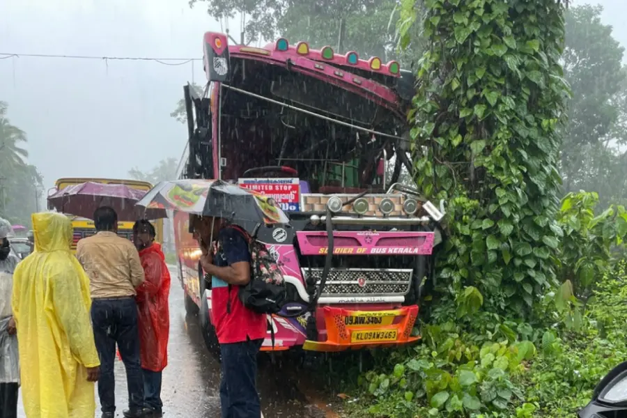 Private bus crashes into tree in Kozhikode, 18 injured