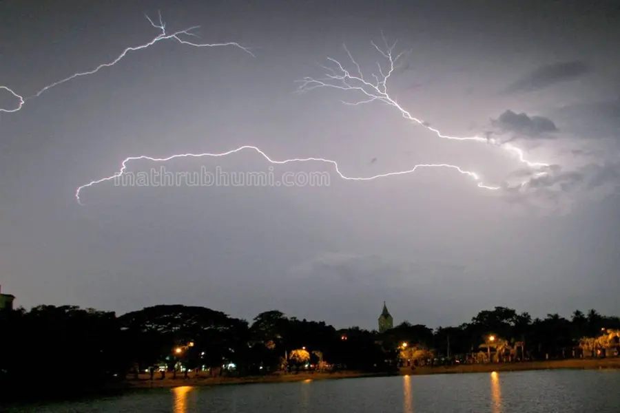 Seven injured in lightning strike in Kozhikode beach