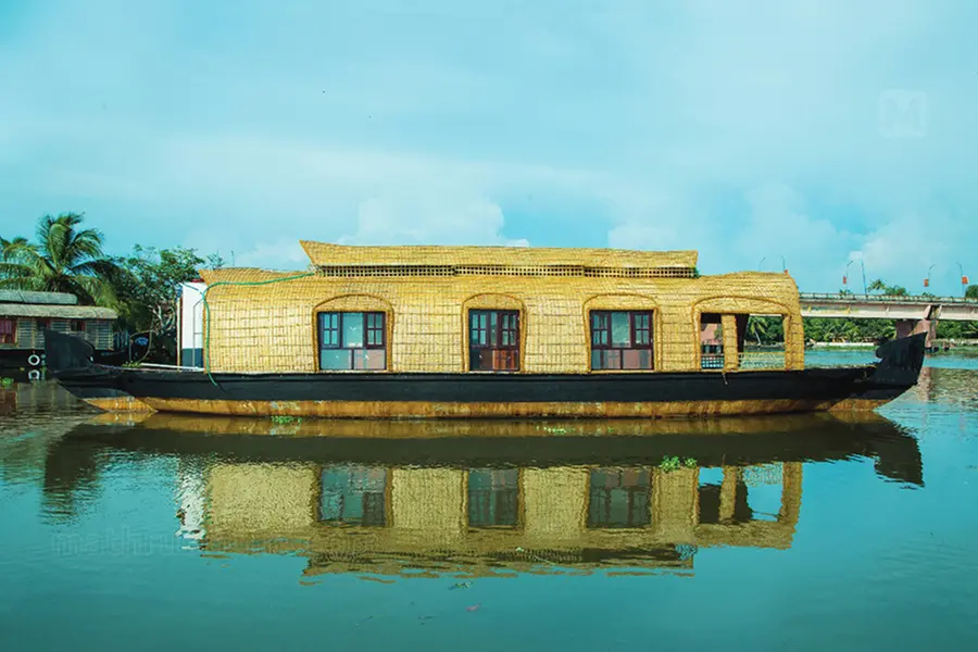 അഷ്ടമുടിക്കായലില് പുരവഞ്ചികള്ക്ക് രജിസ്ട്രേഷനും ലൈസന്സുമില്ല; പിഴ ചുമത്തി അധികൃതര്