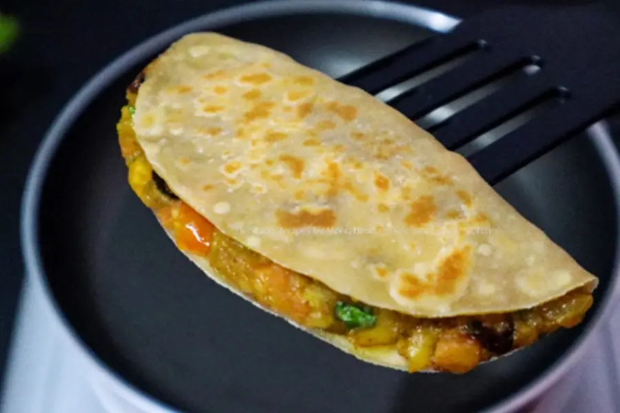 Make masala-filled chapatis like this and you won’t need a curry