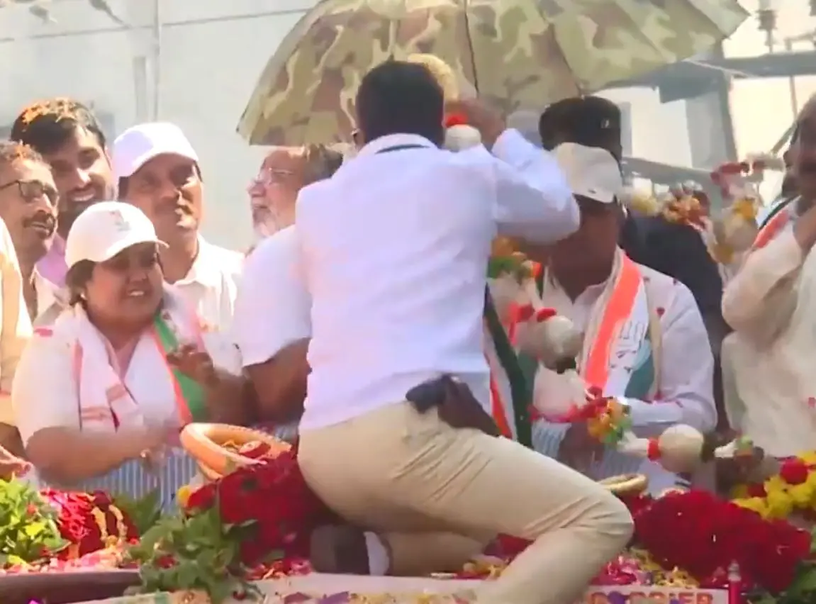 Man carrying a gun near Chief Minister Siddaramaiah on top of the vehicle | Image : Screengrab/Twitter