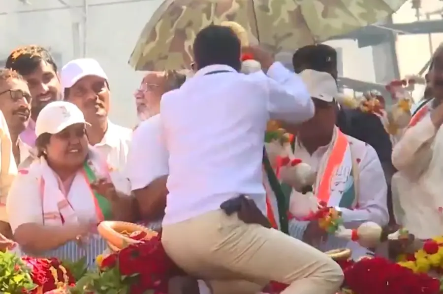 Man with gun goes close to CM Siddaramaiah, garlands minister during election campaign | Video