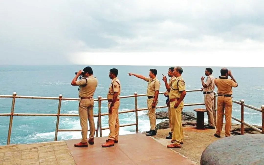 വിഴിഞ്ഞം കോസ്റ്റൽ പോലീസിലെ ഉദ്യോഗസ്ഥർ ബൈനോക്കുലർ ഉപയോഗിച്ച് വിദൂരത്തിലൂടെ പോകുന്ന യാനങ്ങൾ നിരീക്ഷിക്കുന്നു