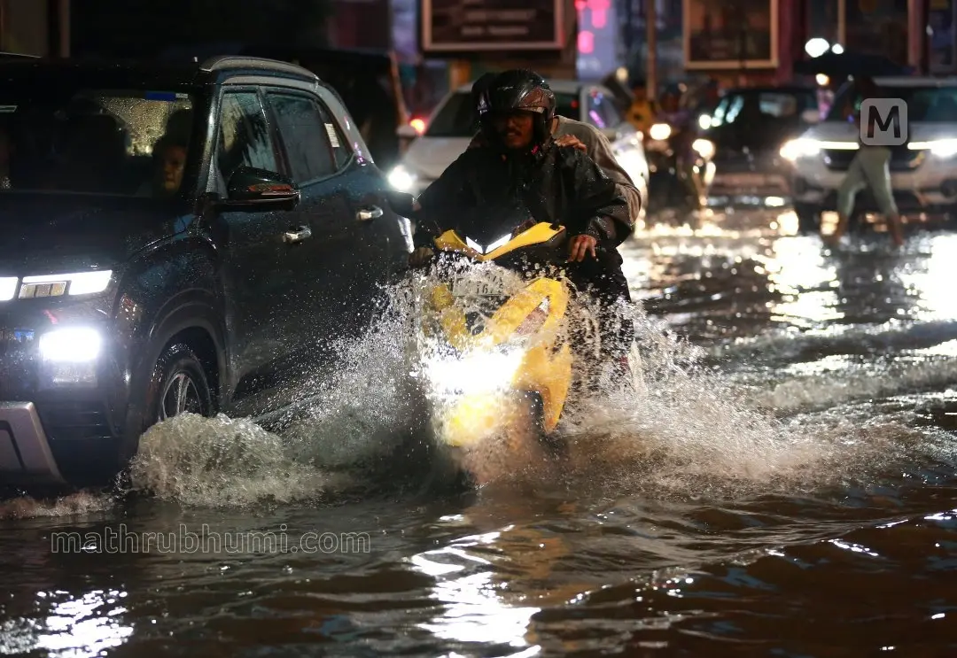 Waterlogging at Ernakulam MG road. l Photo: Mathrubhumi