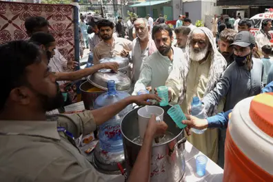 Hundreds of people suffer heatstroke in Pakistan, authorities urge people to stay indoors