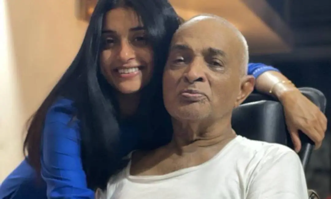 Actor Meera Jasmine (L) along with her father Joseph Philip. l Photo: Instagram