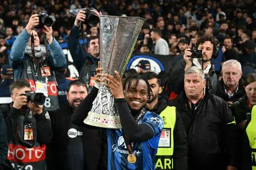 Atalanta's Nigerian forward #11 Ademola Lookman lifts up the trophy after the UEFA Europa League final football match between Atalanta and Bayer Leverkusen at the Dublin Arena stadium, in Dublin on Sunday. l Photo: AFP