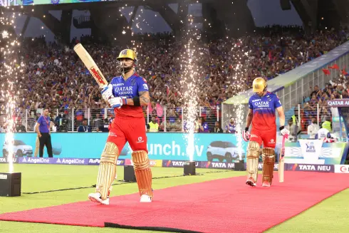 Kohli scripts history, becomes first player to complete 8000 runs in IPL