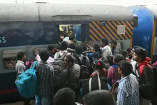 ശക്തമായ മഴ: ട്രെയിനുകൾക്ക് നിയന്ത്രണം, യാത്രക്കാർക്കായി കൂടുതൽ സർവ്വീസുകളുമായി കെ.എസ്.ആർ.ടി.സി.