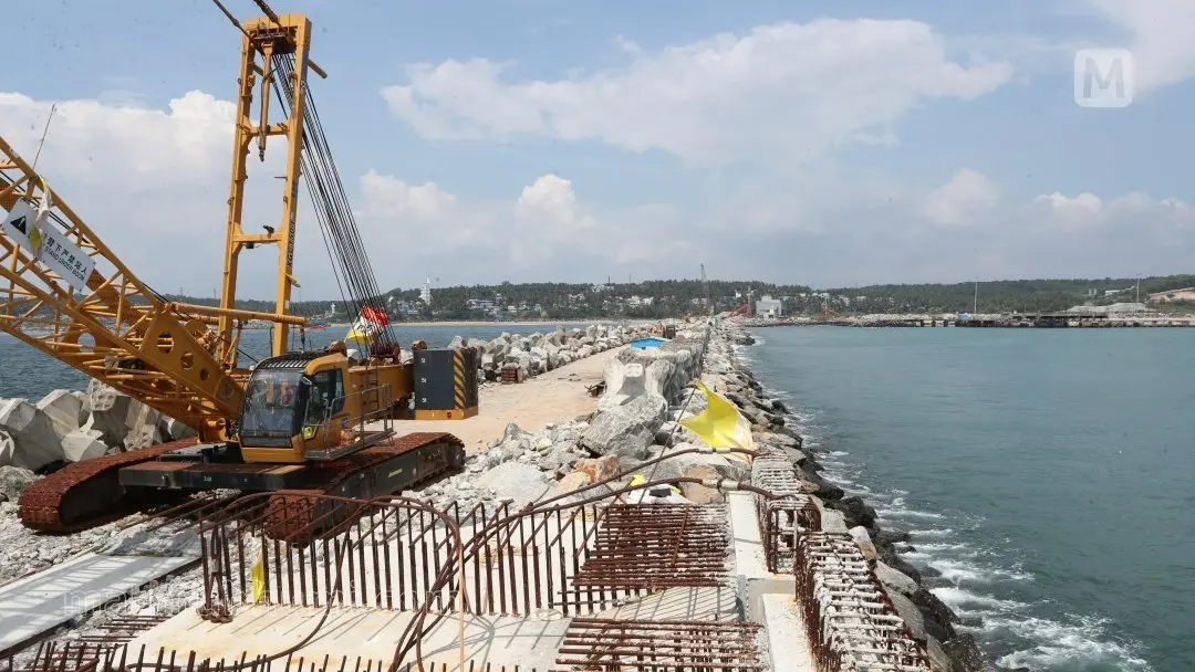 The construction work being stalled due to protests | Photo: Biju Varghese / Mathrubhumi