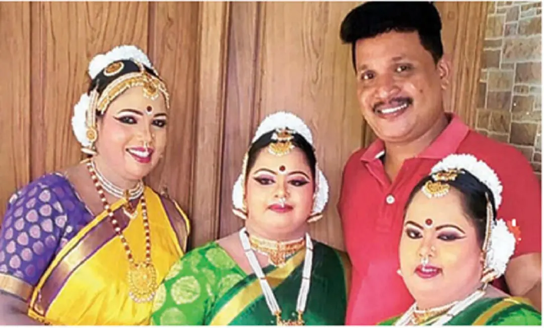 Molly and daughters with dance teacher Vishnu Vellannur | Photo: Mathrubhumi