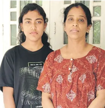 Diya with her mother Reena | Photo: Mathurbhumi