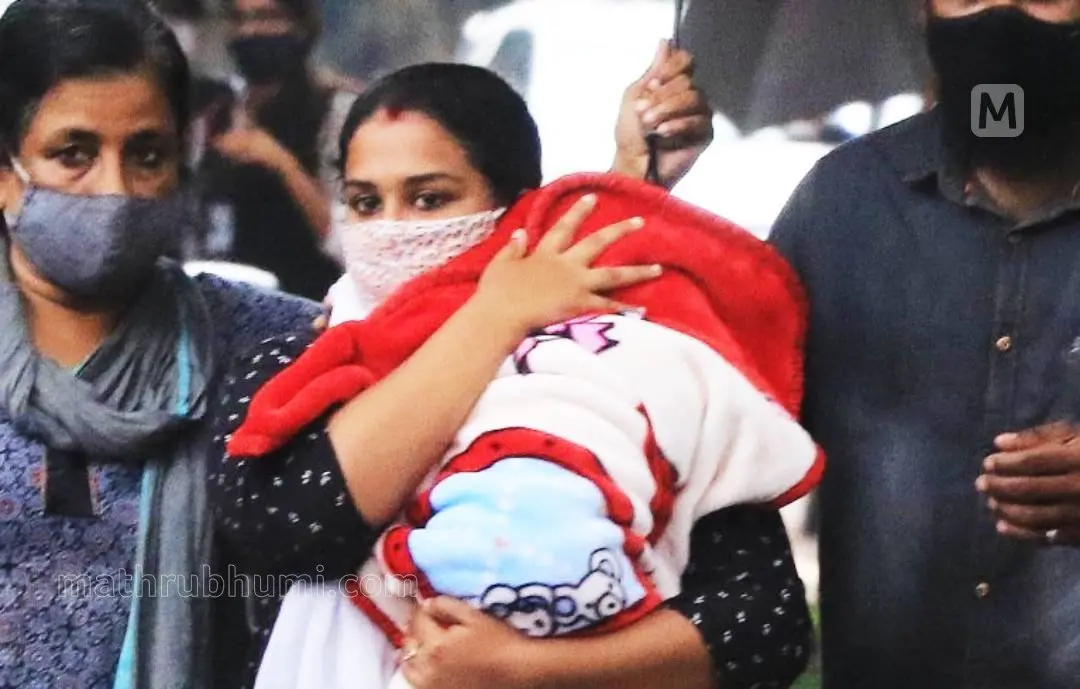 Anupama coming out of the court carrying her baby | Photo: G Binulal | Mathrubhumi