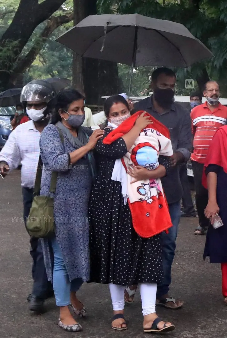 Anupama and Ajith coming out of the court carrying the baby | G Binulal | Mathrubhumi