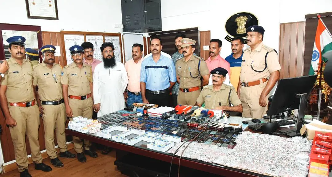 Abdulroshan, arrested in the online fraud case, along with Malappuram District Police Chief S Sasidharan and the investigation team.