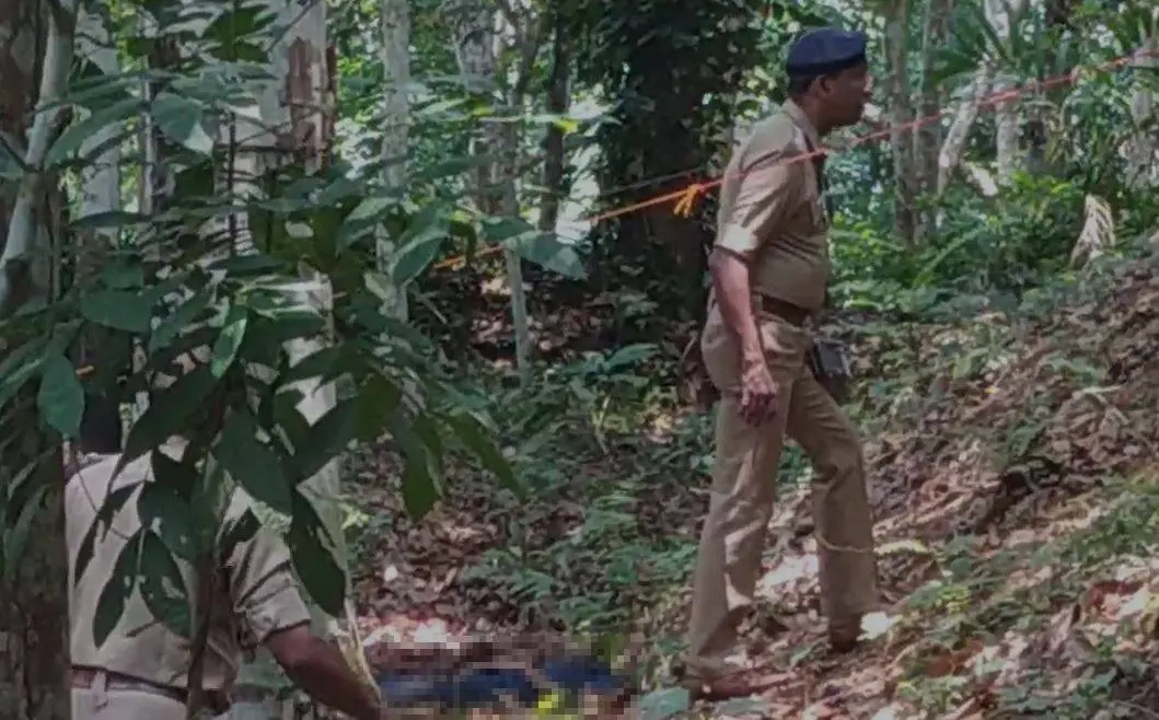 Police inspecting the area where the body of the woman was found | Photo: Mathrubhumi