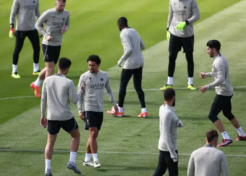 Paris Saint-Germain's Brazilian defender #05 Marquinhos (2ndL) and Paris Saint-Germain's players attend a training session at the 'campus' of Poissy, western Paris, on the eve of the UEFA Champions League semi-final second leg football match between Paris Saint-Germain (PSG) and Borussia Dortmund. I Photo: AFP