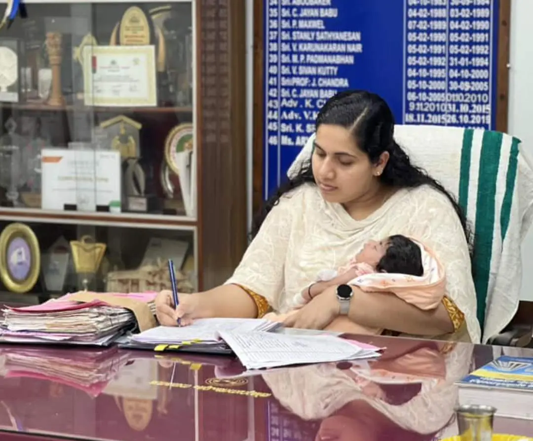 Mayor Arya Rajendran at office holding her baby | Photo: facebook/ Murali Krishnan