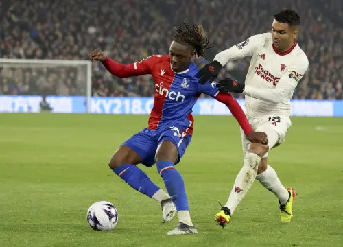 Crystal Palace's Eberechi Eze, left, challenges for the ball with Manchester United's Casemiro during the English Premier League soccer match between Crystal Palace and Manchester United at Selhurst Park stadium in London. l Photo: AP