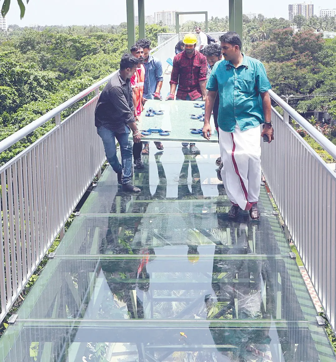 Glass replacement works at Akkulam bridge | Photo: Print