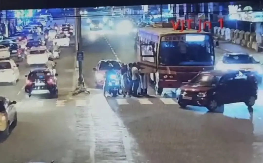 CCTV footage of Mayor Arya Rajendran's car being stopped in front of the KSRTC bus