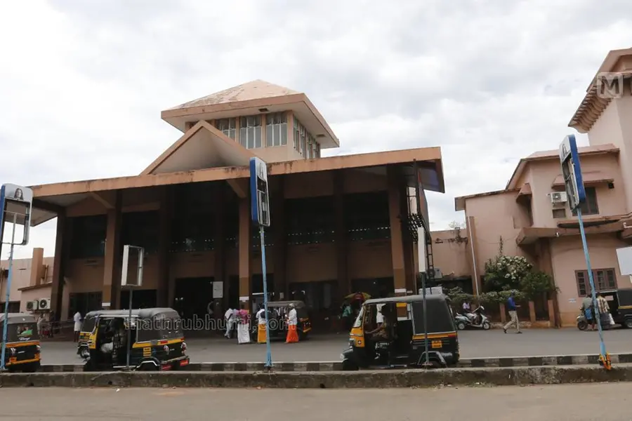 Youth kidnaps minor girl from Thrissur railway station, attacks child helpline official