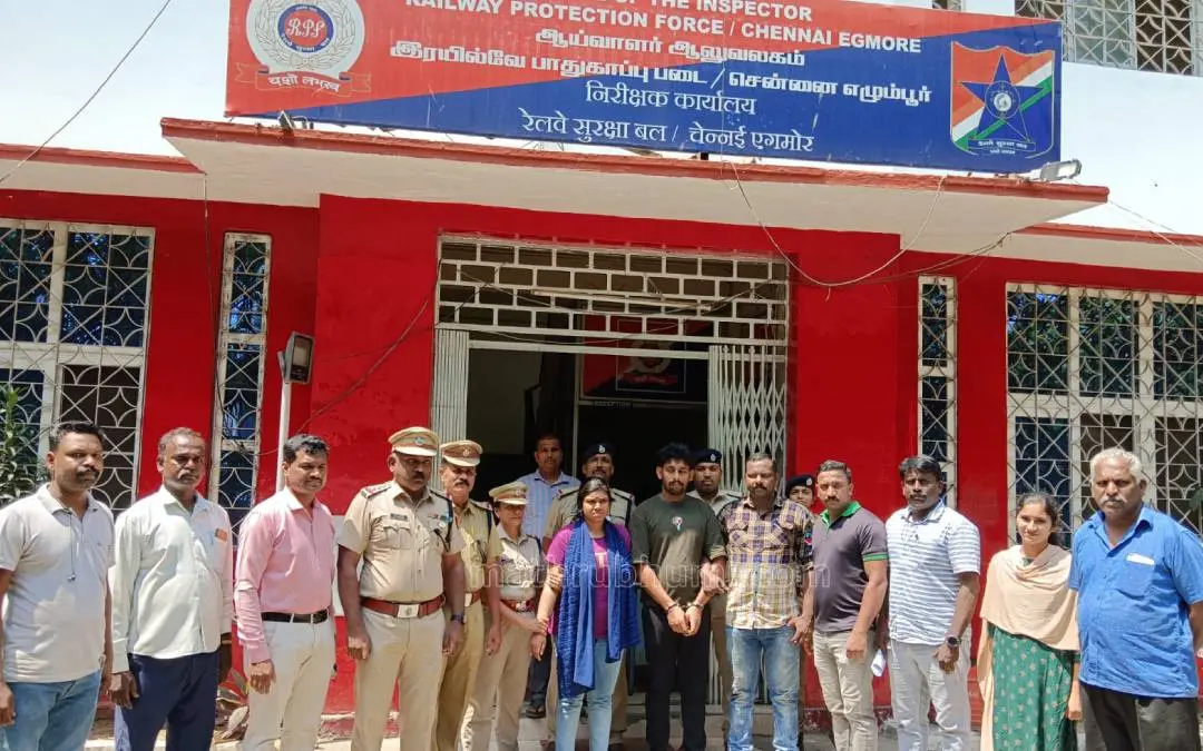 RPF team with the accused nabbed from Egmore station