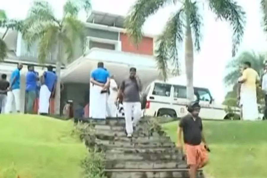 Four-member gang steals 9 sovereigns of gold after tying up woman inside house in Kannur