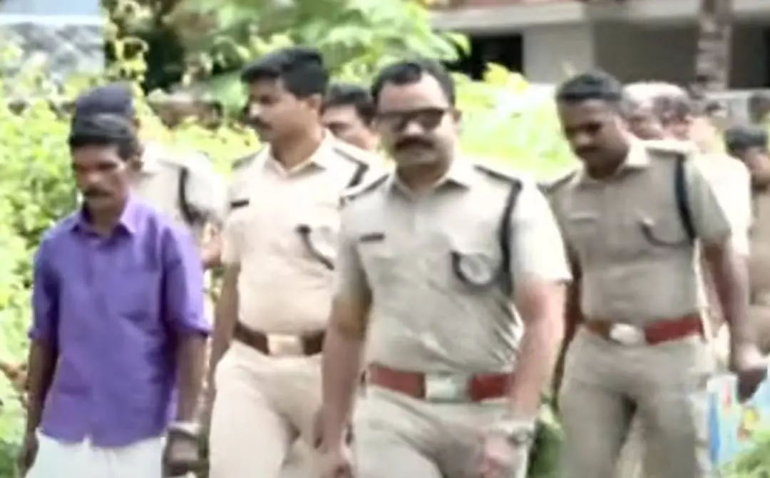 ബെന്നിയെ പോലീസ് സംഘം വീട്ടിലേക്ക് കൊണ്ടുവരുന്നു | Screengrab: Mathrubhumi News