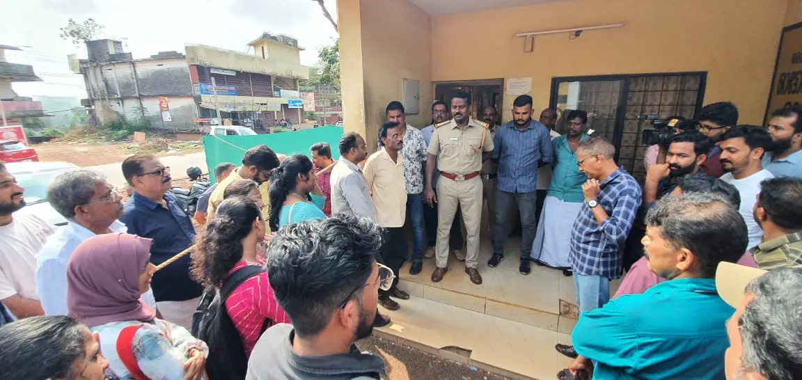 Driving school representatives protesting against the revised rules