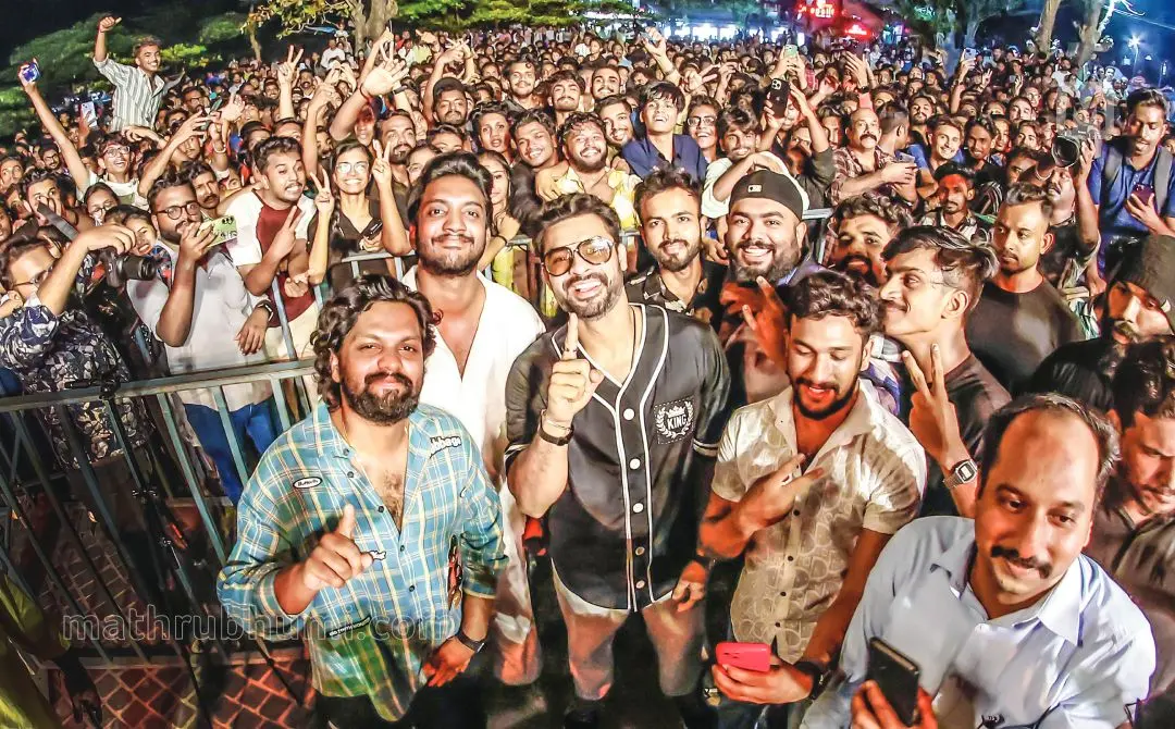Actors Tovino Thomas, Balu Varghese and Chandu Salimkumar, who came to Kozhikode for the promotion of 'Nadikar', posing for photos with their fans | Photo: Mathrubhumi