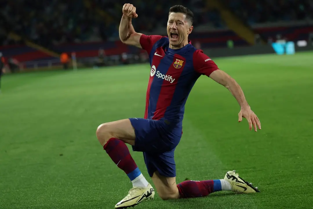 Robert Lewandowski celebrates after scoring his third goal during match between FC Barcelona and Valencia CF | Photo: AFP