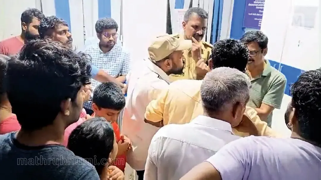 Local residents protest at Palarivattom KSEB section office | Photo: Mathrubhumi