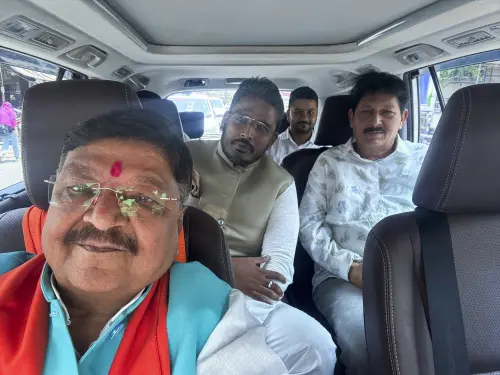 Kailash Vijayvargiya with Akshay Kanti Bam | Photo- PTI