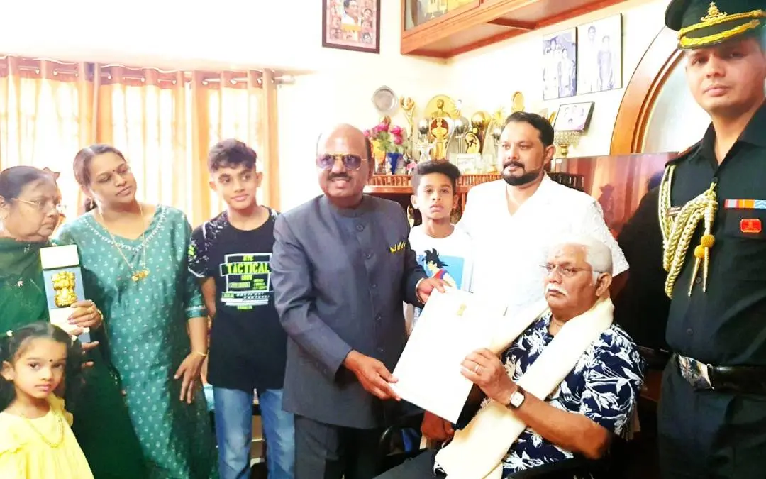 ജഗതി ശ്രീകുമാറിന് ബംഗാള് രാജ്ഭവന്റെ ഗവര്ണേഴ്സ് അവാര്ഡ് ഓഫ് എക്സലന്സ് ഗവര്ണര് ആനന്ദബോസ് സമ്മാനിക്കുന്നു | Photo: Special Arrangement