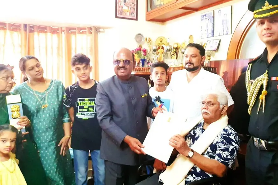 ജഗതി ശ്രീകുമാറിന് ബംഗാള്‍ രാജ്ഭവന്റെ ഗവര്‍ണേഴ്സ് അവാര്‍ഡ് ഓഫ് എക്‌സലന്‍സ് സമ്മാനിച്ചു
