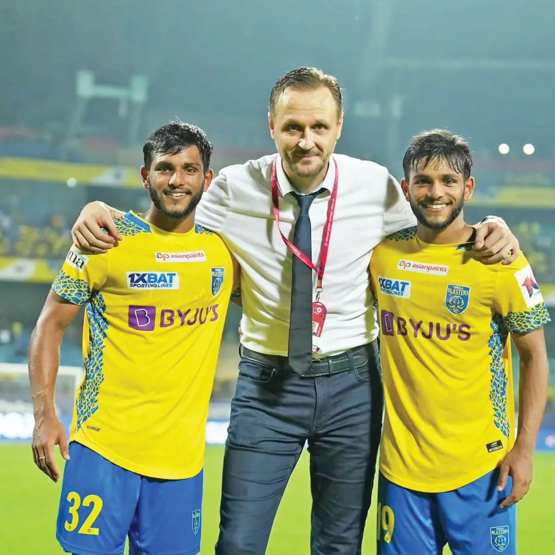 Kerala Blasters players Mohammed Azhar (left) and Mohammad Aimen with coach Ivan Vukomanovic | Photo: MBI