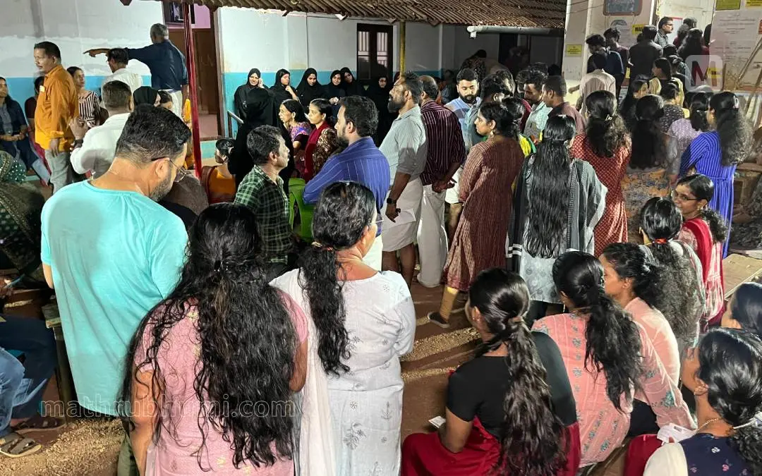 Polling continues in Vadakara in the night. l Photo: Mathrubhumi