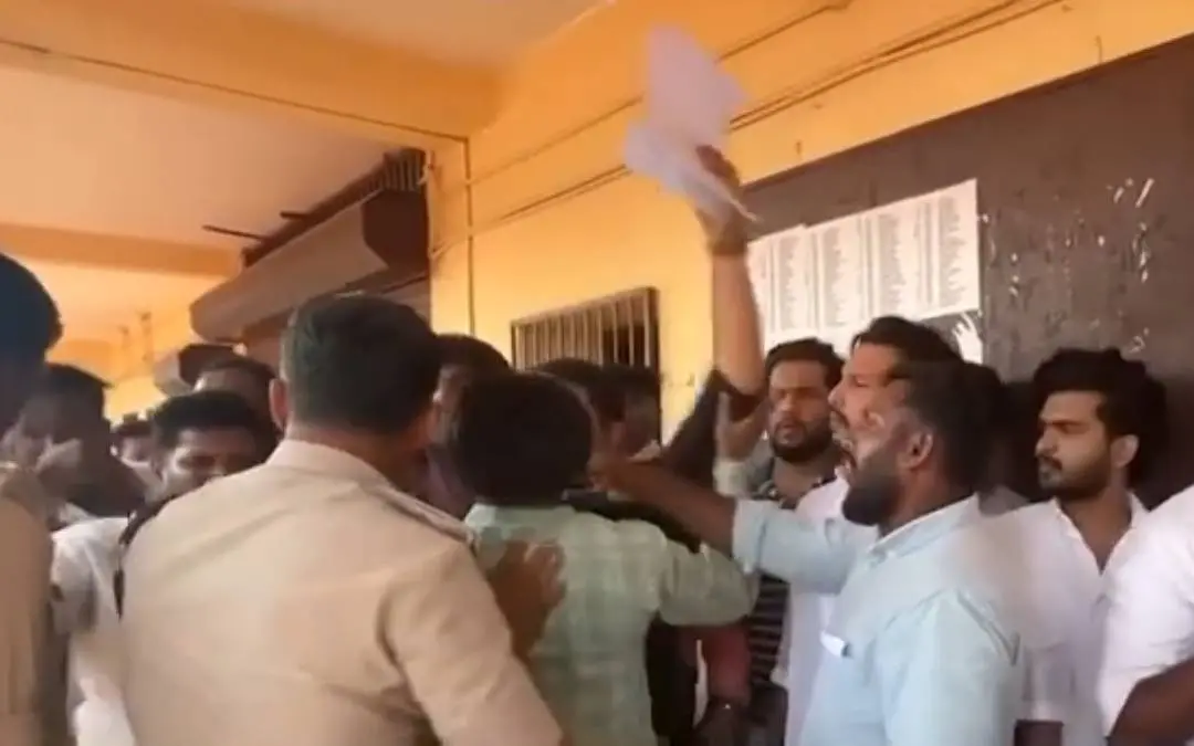 The clash between LDF and UDF workers in a polling booth a Cherkala in Kasaragod | Photo: Screen grab/ Mathrubhumi News