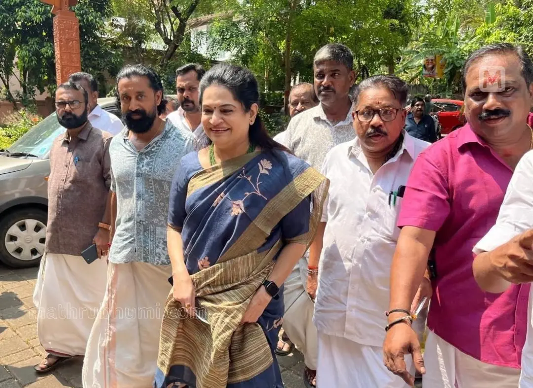 പത്മജ വേണുഗോപാല് തൃശൂര് പൂങ്കുന്നം ഹരിശ്രീ വിദ്യാനിധി സ്കൂളില് വോട്ട് ചെയ്യാന് എത്തുന്നു. | ചിത്രം: അഭിലാഷ് ചിറക്കടവ്, മാതൃഭൂമി ഡോട്ട് കോം