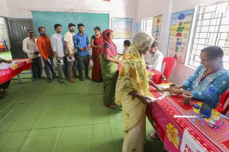 LS polls: Bengal and MP records 15% and 13.82 % voter turnout in initial trend till 9 am