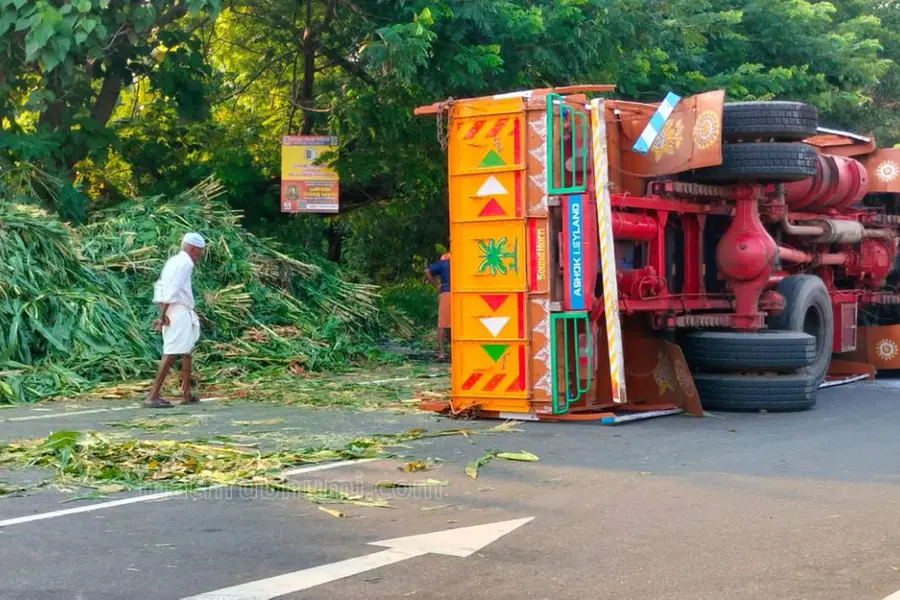 Cargo lorry overturns, causes traffic disruption near Kodakara
