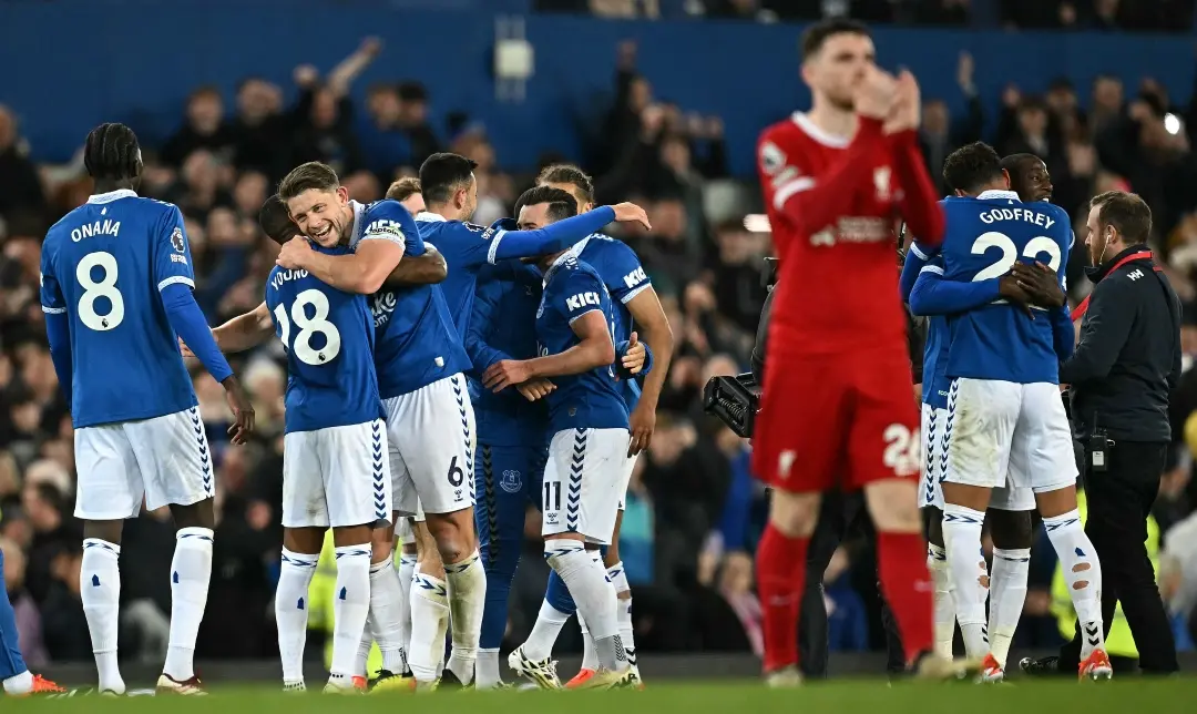 Everton's English defender #06 James Tarkowski (3L) celebrates with teammates after the English Premier League football match between Everton and Liverpool | Photo: AFP