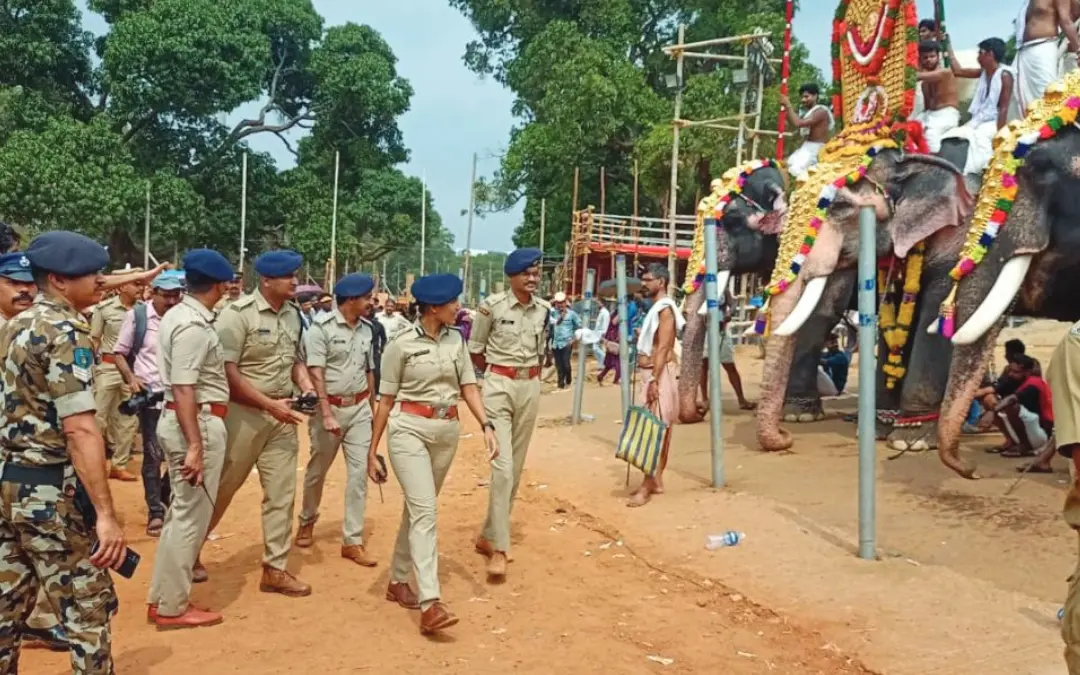 Police patrolling the Pooram grounds, l Photo: MBI
